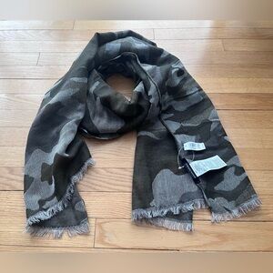 NWT - Banana Republic unisex olive Camouflage Fringe Scarf, wool / cotton